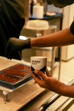 Charger l'image dans la galerie, TABLETTE DE CHOCOLAT FLEUR DE SEL & AMANDES TORRÉFIÉES BIO