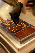 Charger l'image dans la galerie, TABLETTE DE CHOCOLAT FLEUR DE SEL & AMANDES TORRÉFIÉES BIO